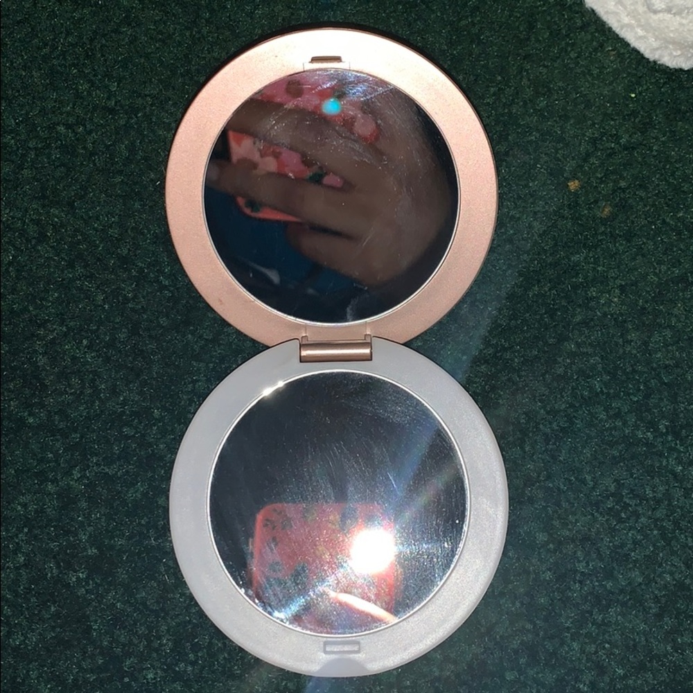 Led magnifying mirror